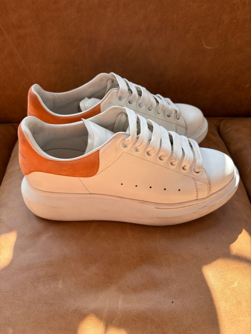 Alexander McQueen White Sneakers with light Orange Heel Tab - Picture 4 of 4